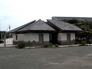 江の島マニアック 聖天島横の公園内にある立派なトイレ