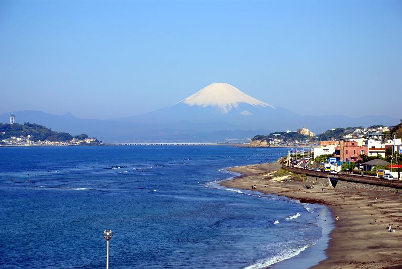 稲村ヶ崎から江の島、富士山と小動岬（こゆるぎみさき）を望む
