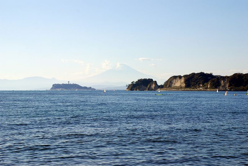 逗子マリーナから富士山と江の島方向を望む